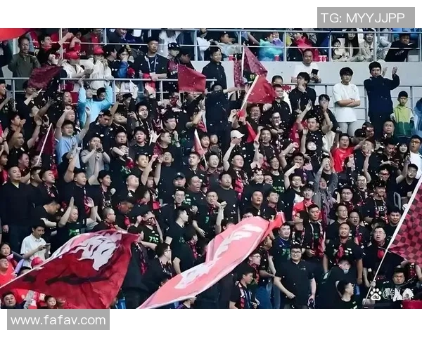 中国足球明星与娱乐圈名人跨界合作掀起热潮引发全民关注