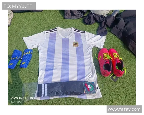 《在绿茵场与擂台上争锋 王者足球球星的跨界挑战》