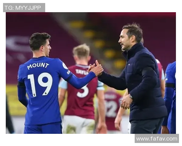 两大足球巨星亲切握手合影彰显绿茵场上惺惺相惜情谊