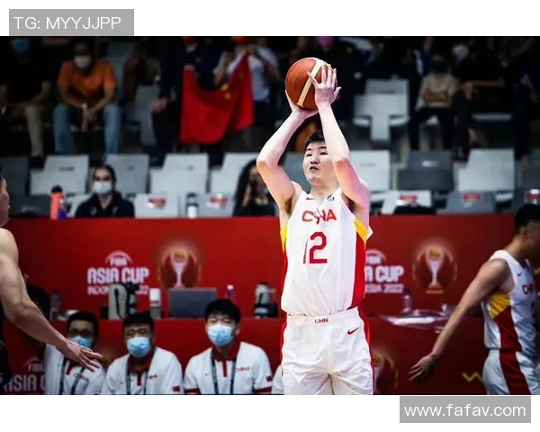 亚裔足球球星崛起之路：从挑战到荣耀的奋斗历程